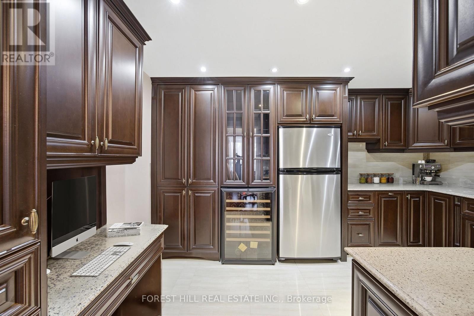 












507 - 19 LOWER VILLAGE GATE

,
Toronto (Forest Hill South),




Ontario
M5P3L9

