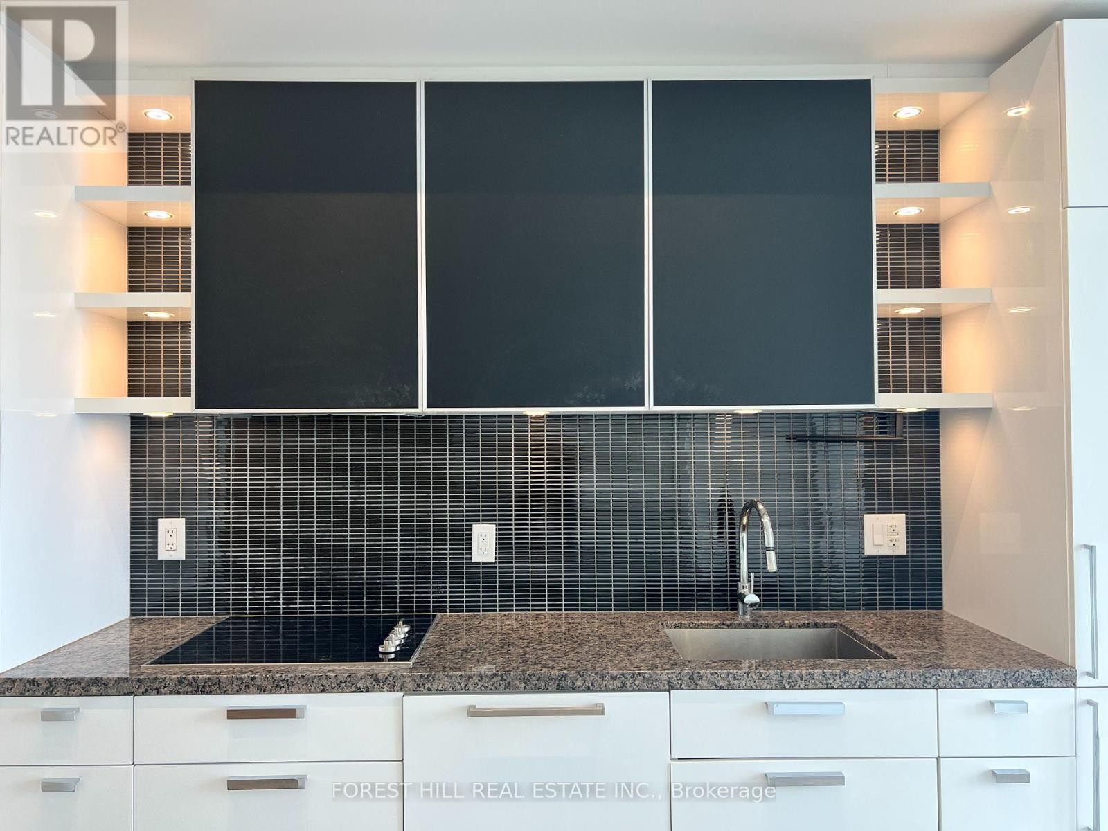 












2105 - 32 DAVENPORT ROAD

,
Toronto (Annex),




Ontario
M5R1H3

