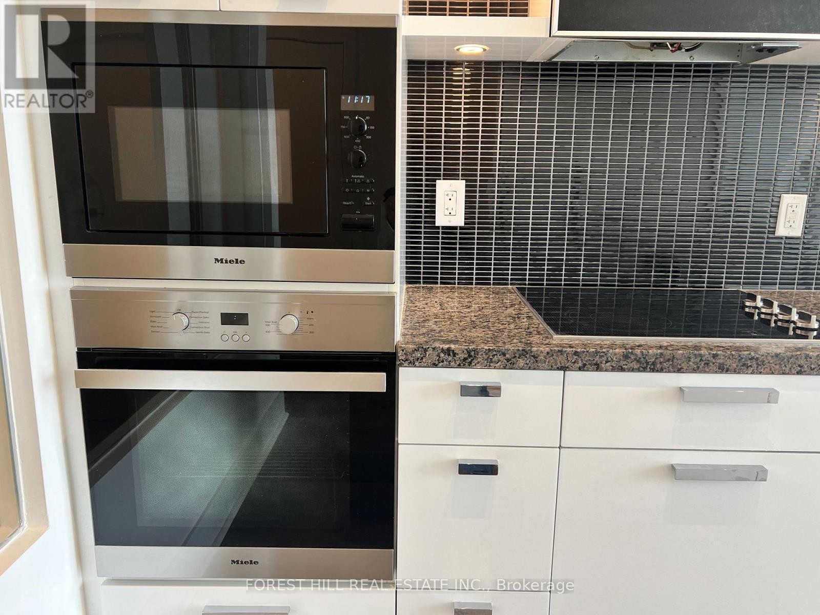 












2105 - 32 DAVENPORT ROAD

,
Toronto (Annex),




Ontario
M5R1H3

