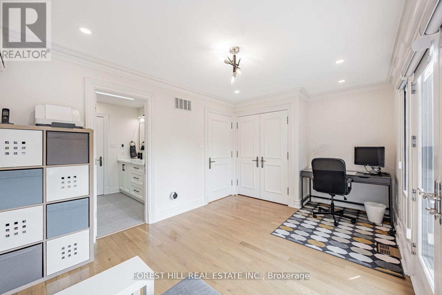 












55 LONSDALE ROAD

,
Toronto (Yonge-St. Clair),




Ontario
M4W1W4

