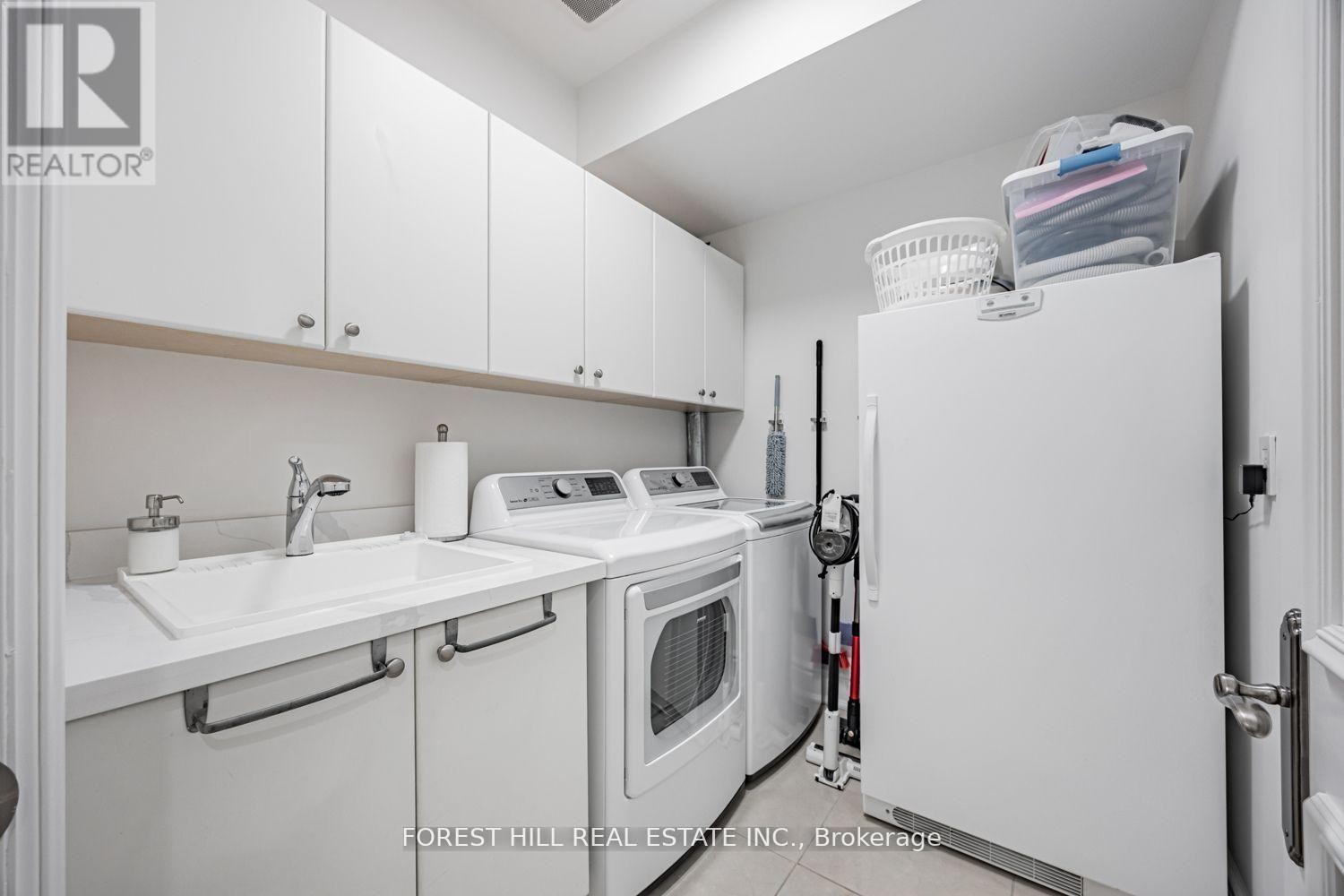 












55 LONSDALE ROAD

,
Toronto (Yonge-St. Clair),




Ontario
M4W1W4

