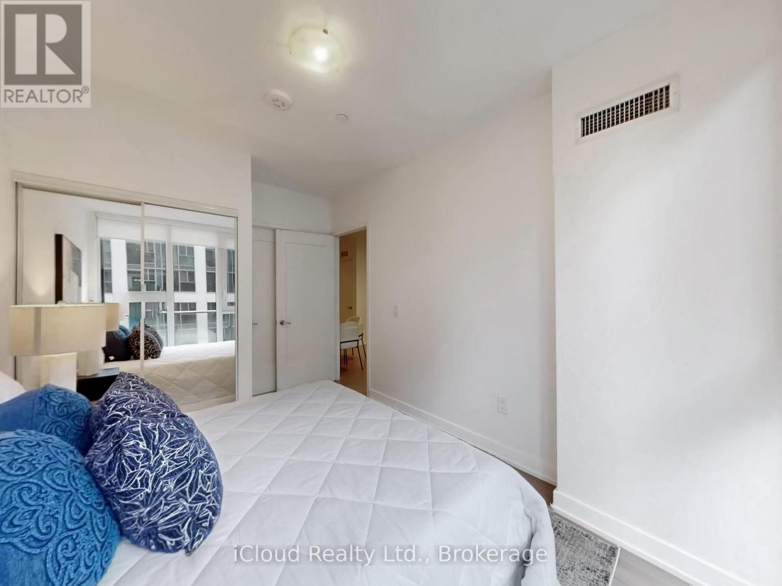 












440 - 60 PRINCESS STREET

,
Toronto (Waterfront Communities),




Ontario
M5A2C7

