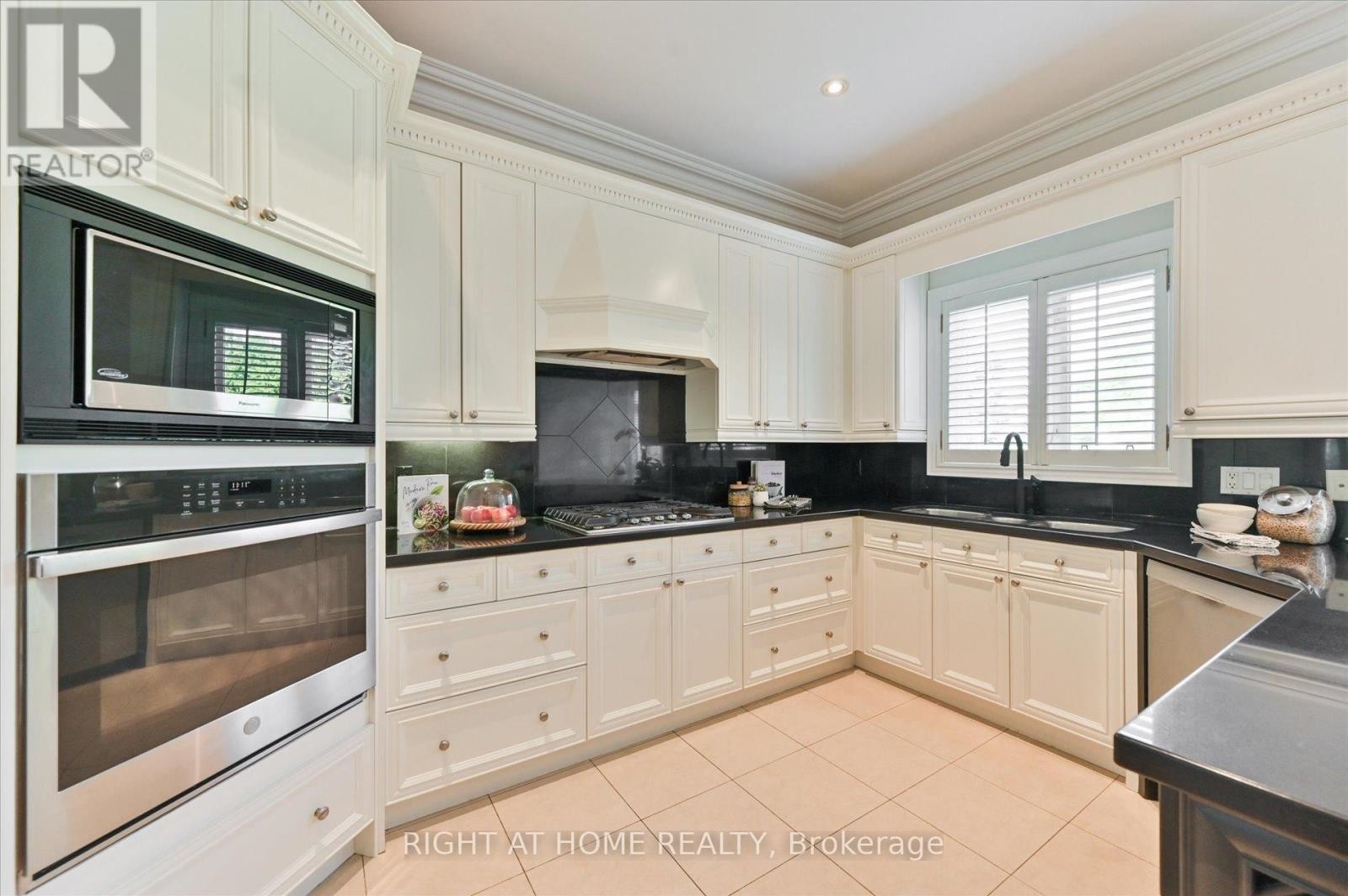 












154 CHARLTON BOULEVARD

,
Toronto (Newtonbrook West),




Ontario
M2R2J1

