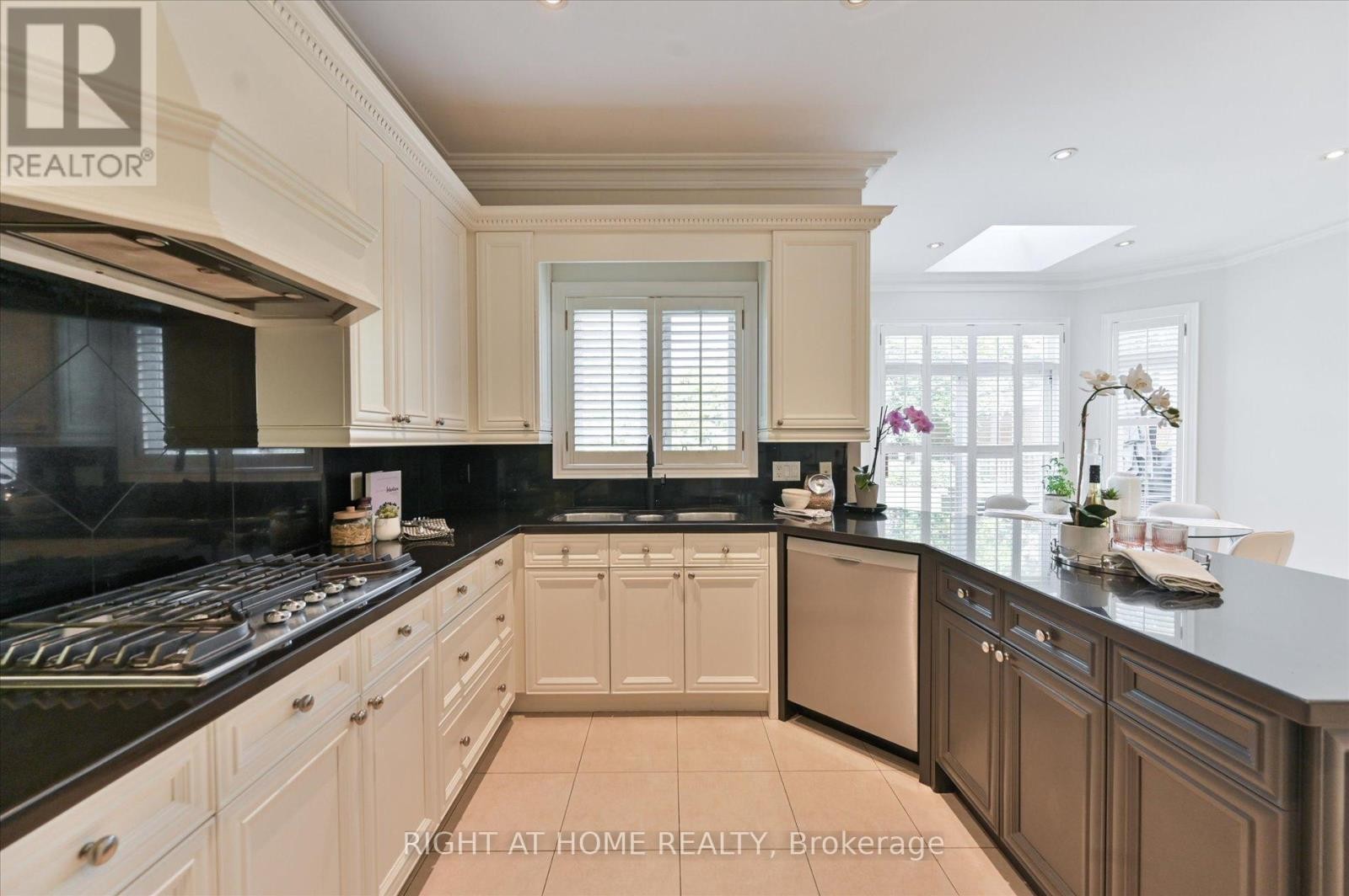 












154 CHARLTON BOULEVARD

,
Toronto (Newtonbrook West),




Ontario
M2R2J1

