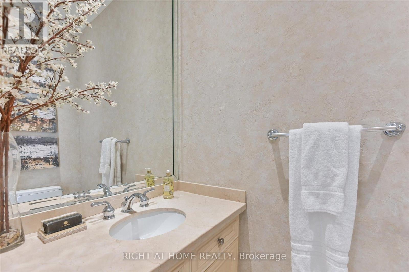 












154 CHARLTON BOULEVARD

,
Toronto (Newtonbrook West),




Ontario
M2R2J1

