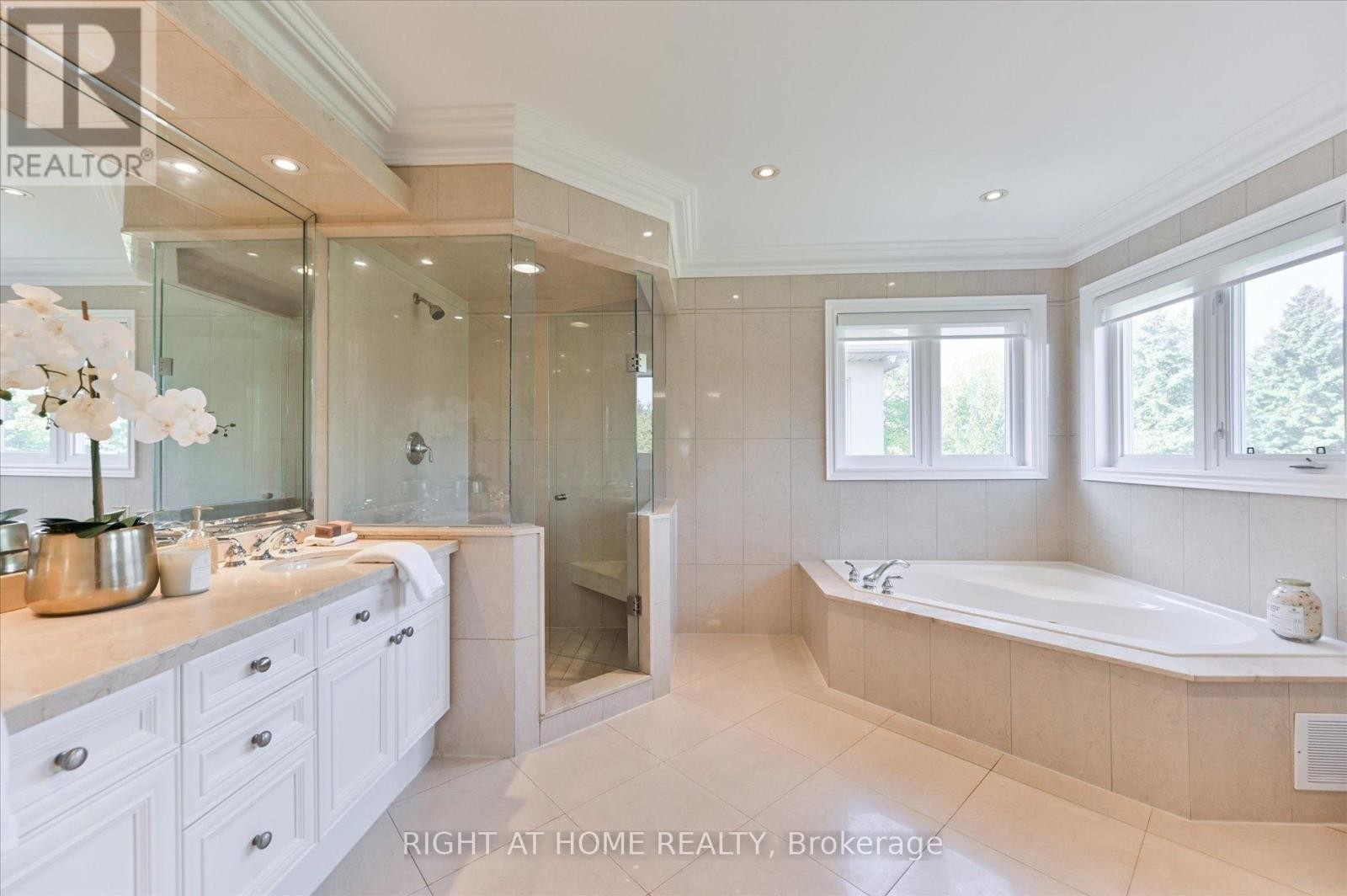 












154 CHARLTON BOULEVARD

,
Toronto (Newtonbrook West),




Ontario
M2R2J1

