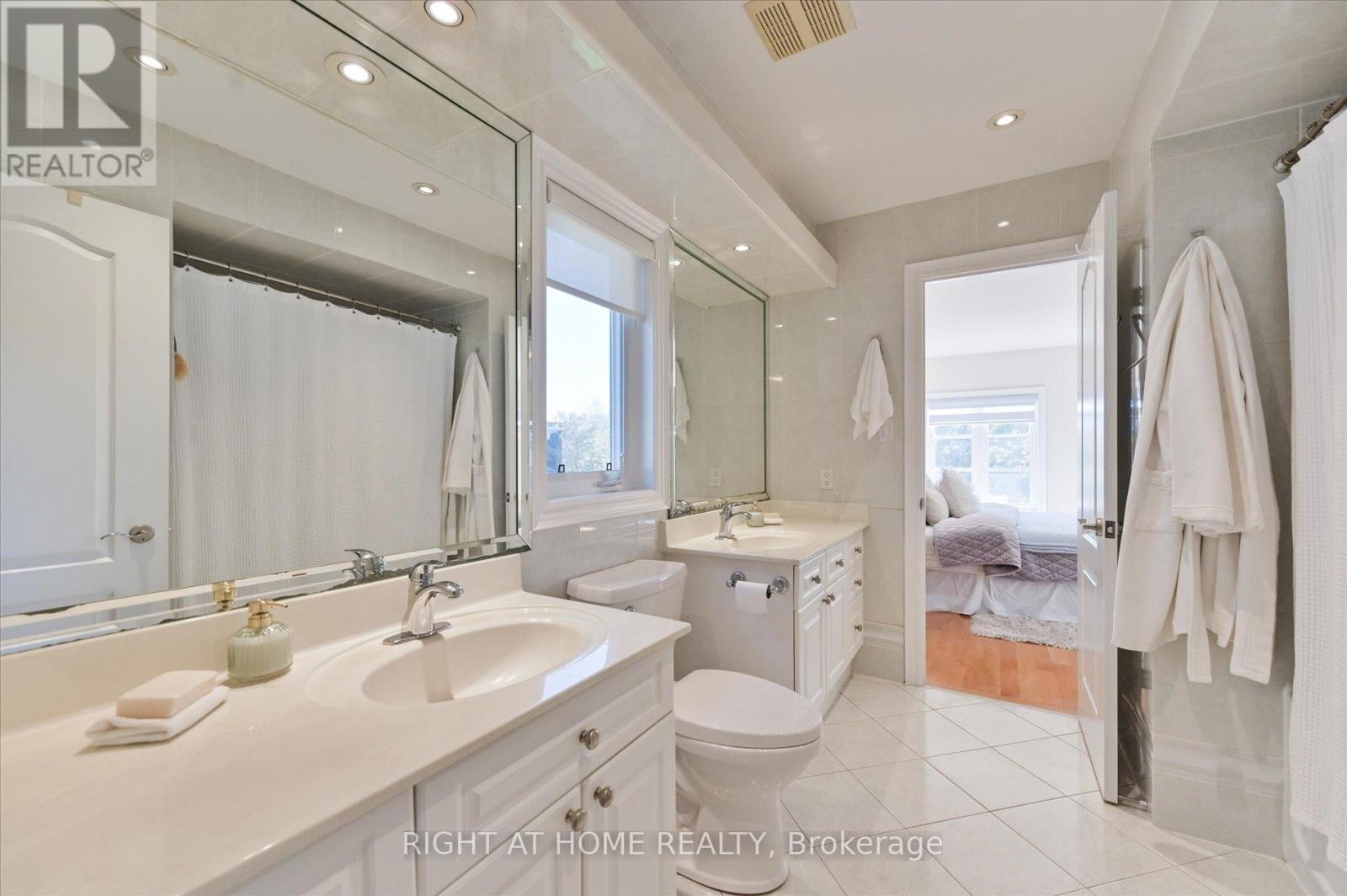 












154 CHARLTON BOULEVARD

,
Toronto (Newtonbrook West),




Ontario
M2R2J1

