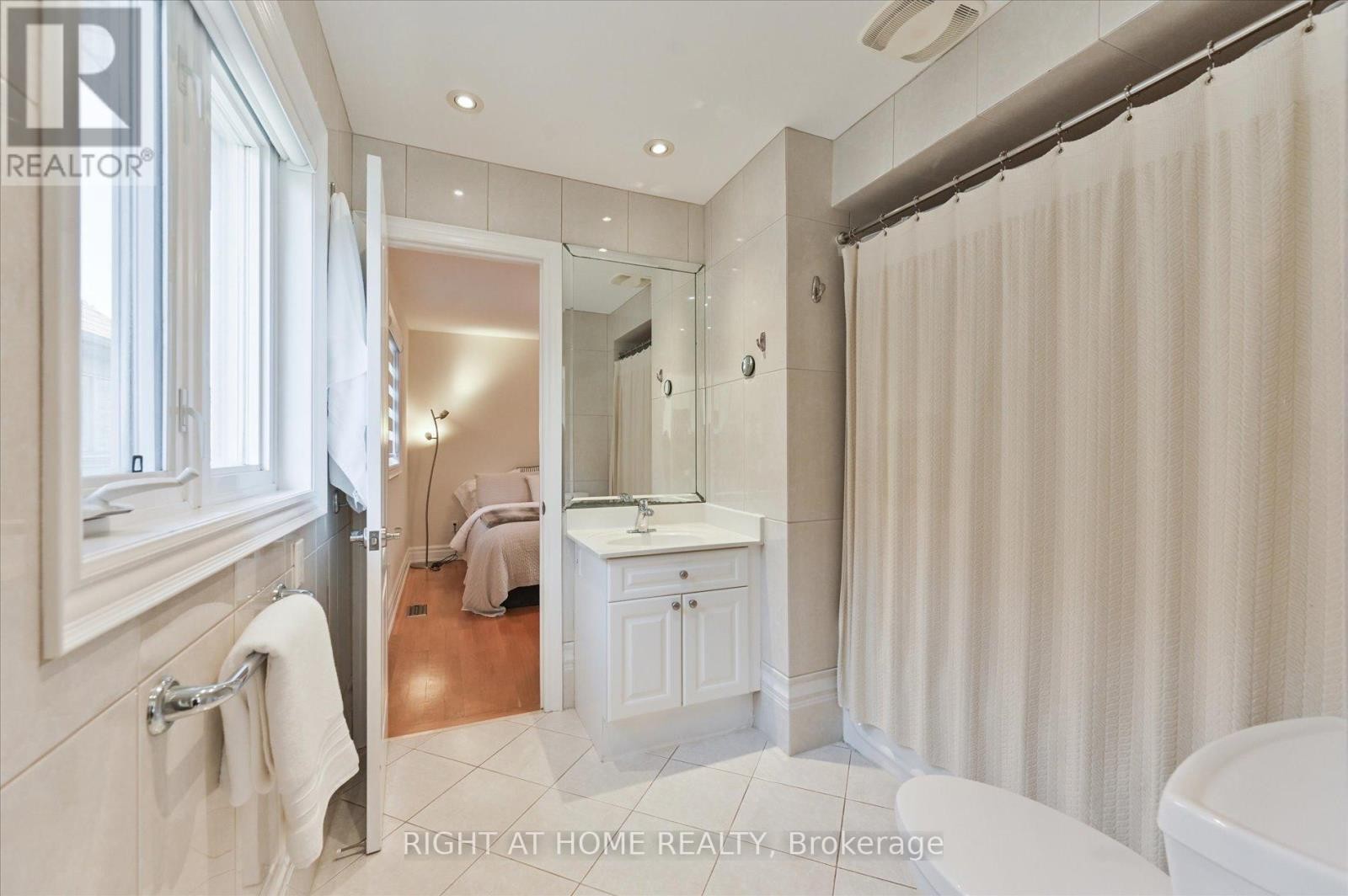 












154 CHARLTON BOULEVARD

,
Toronto (Newtonbrook West),




Ontario
M2R2J1

