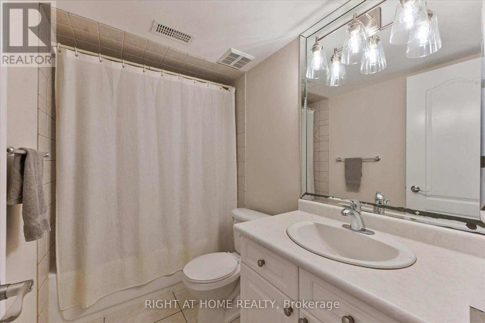 












154 CHARLTON BOULEVARD

,
Toronto (Newtonbrook West),




Ontario
M2R2J1

