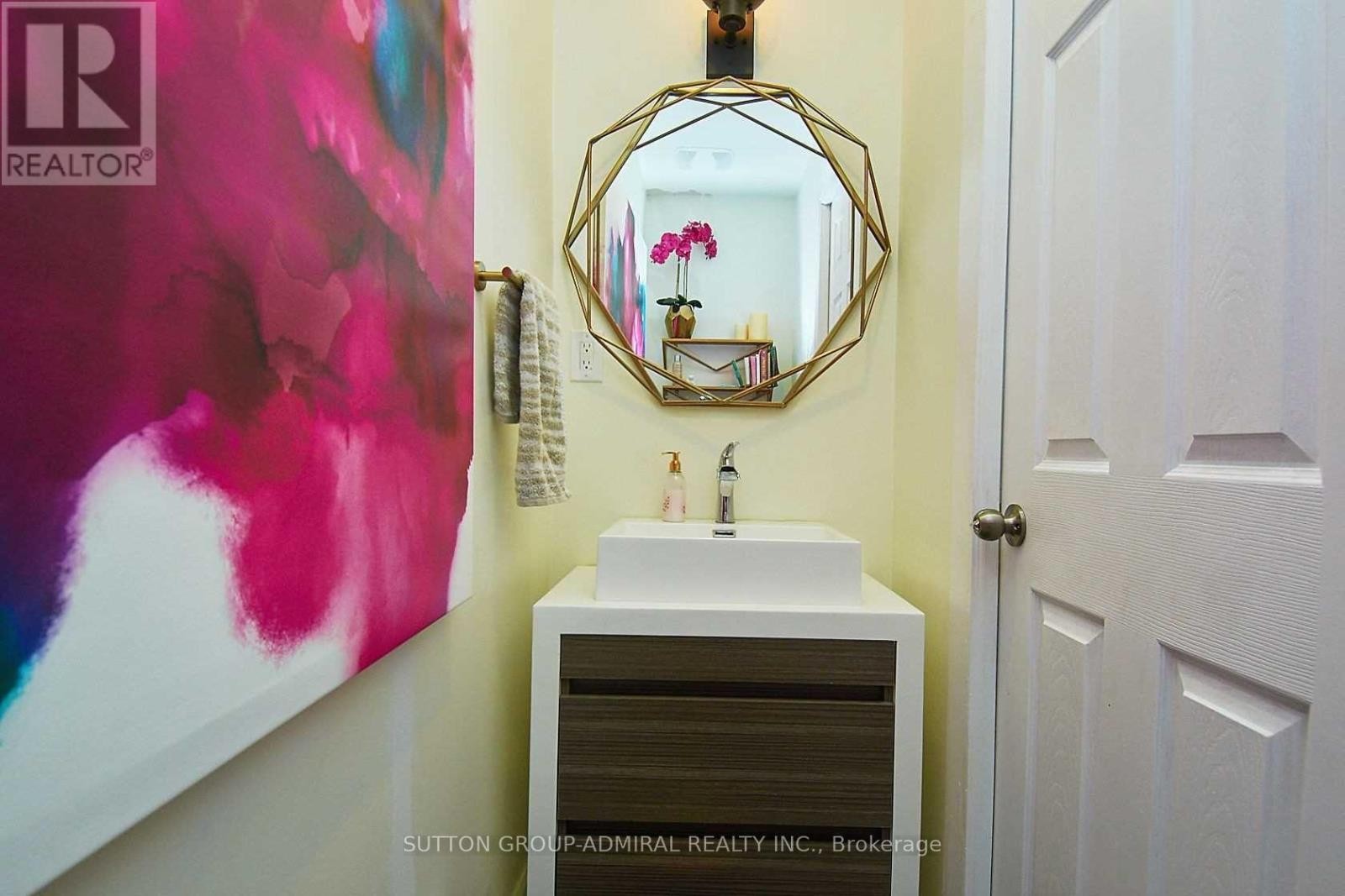 












63 HIGHLAND AVENUE

,
Toronto (Rosedale-Moore Park),




Ontario
M4W2A2

