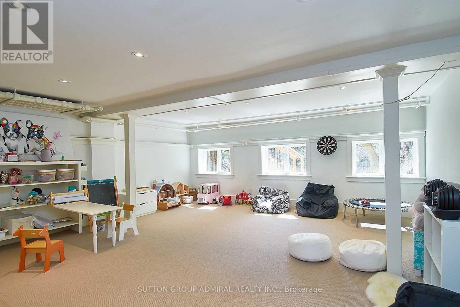 












63 HIGHLAND AVENUE

,
Toronto (Rosedale-Moore Park),




Ontario
M4W2A2

