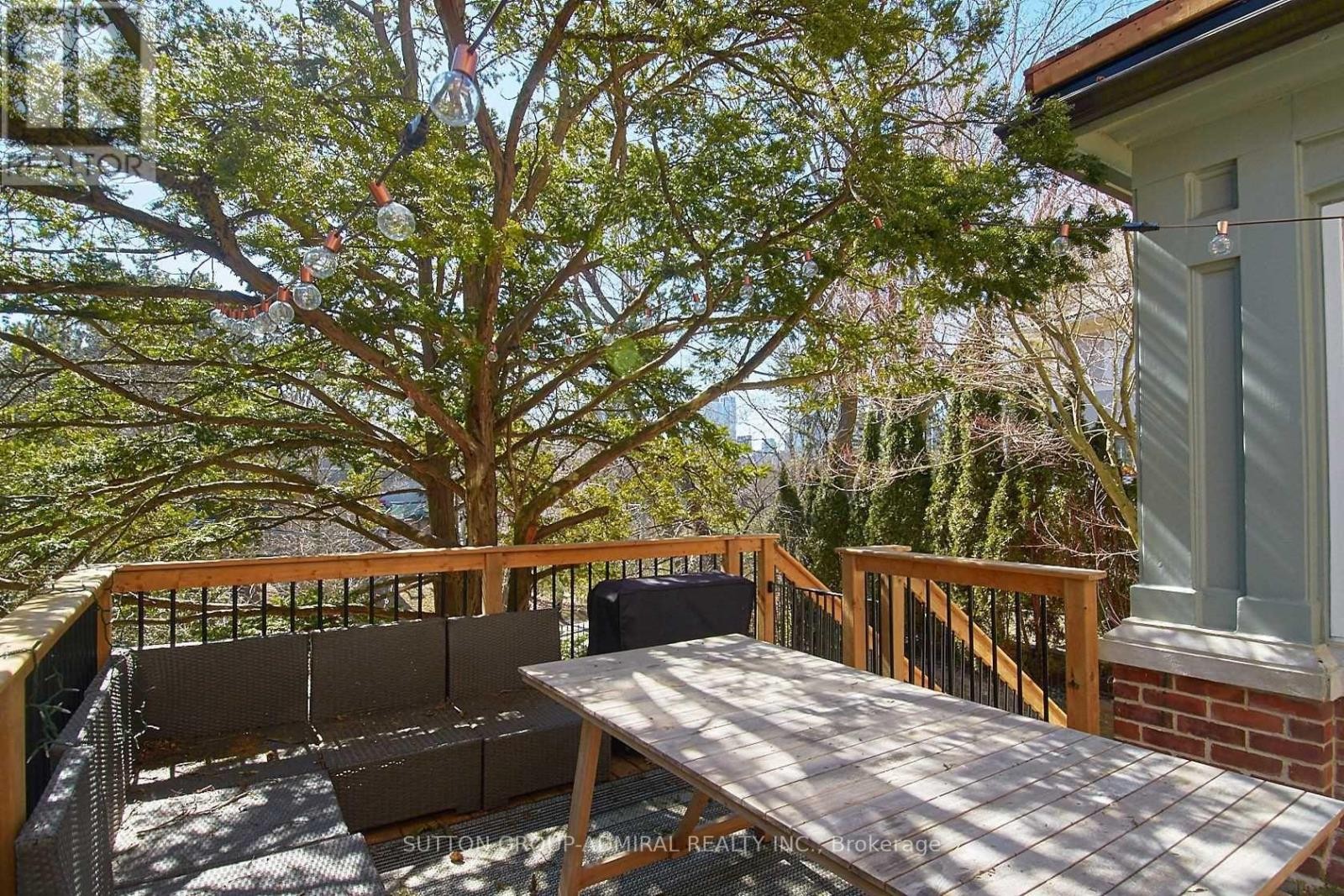 












63 HIGHLAND AVENUE

,
Toronto (Rosedale-Moore Park),




Ontario
M4W2A2

