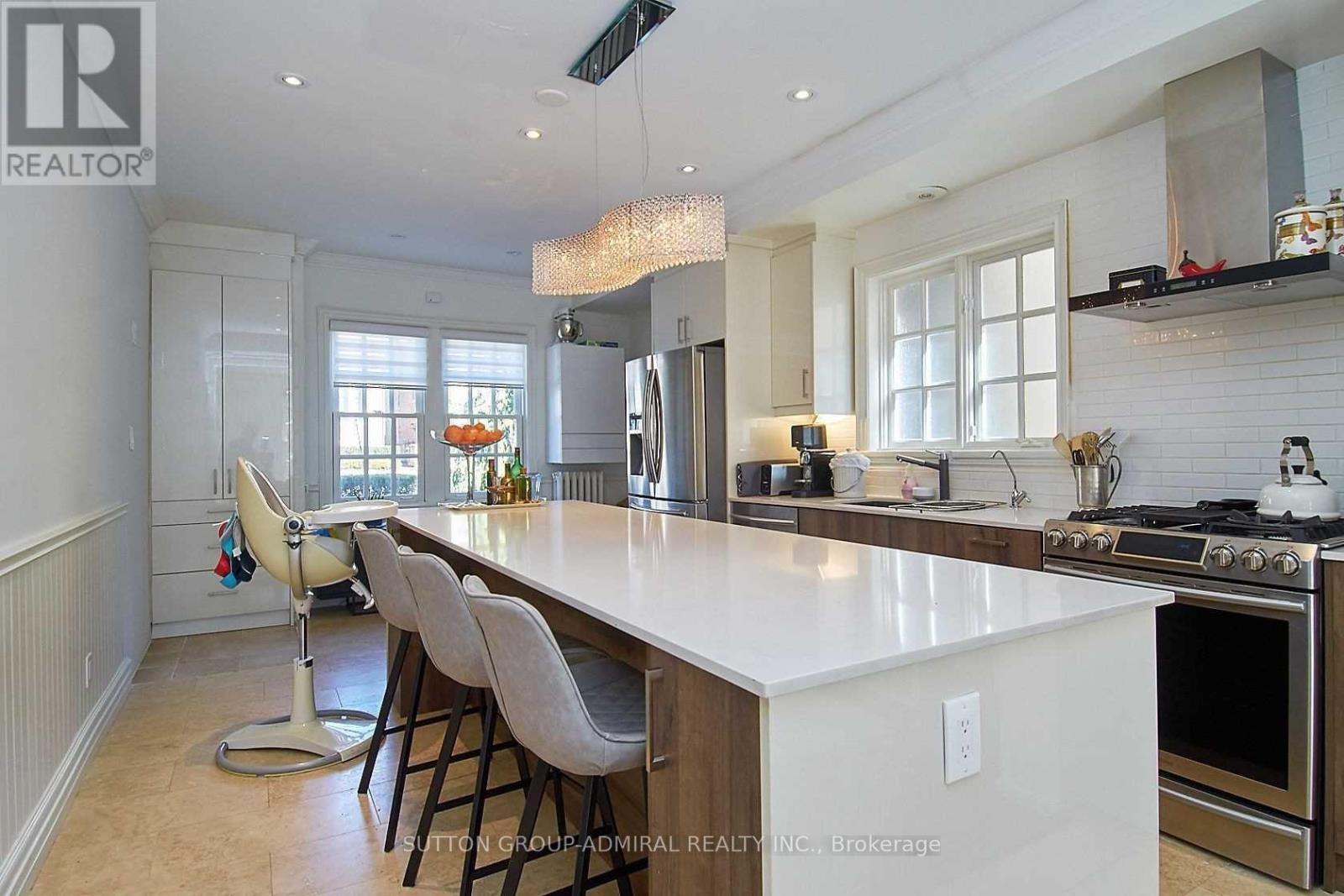 












63 HIGHLAND AVENUE

,
Toronto (Rosedale-Moore Park),




Ontario
M4W2A2

