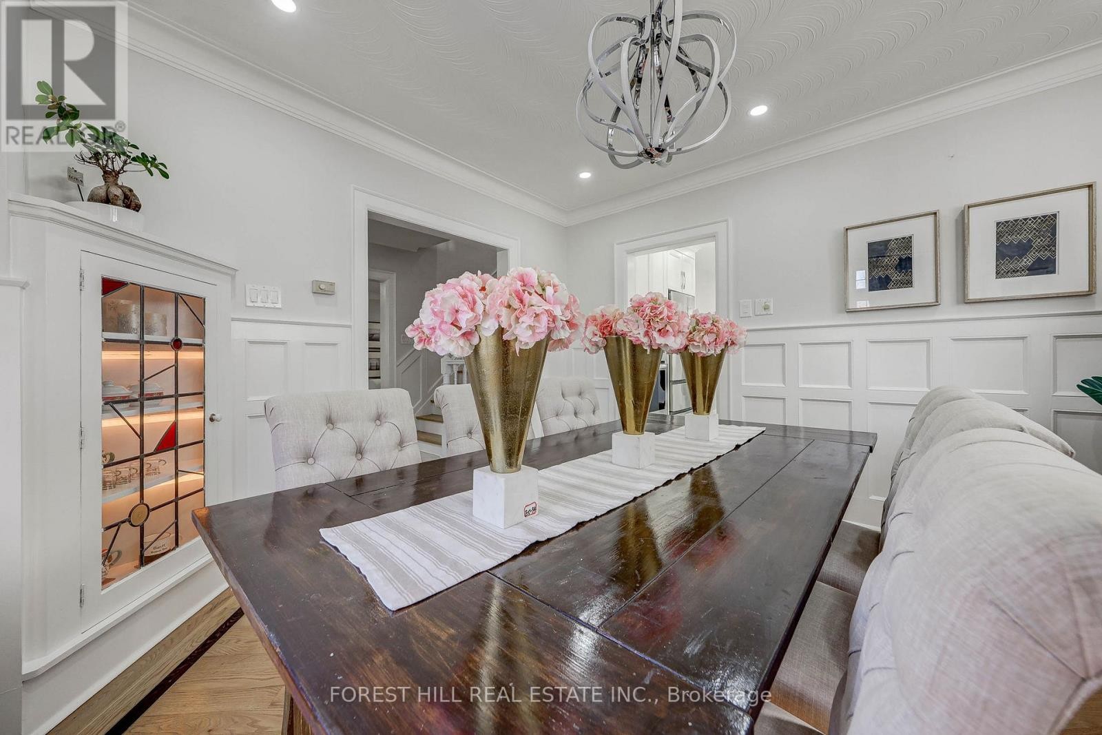 












607 SPADINA ROAD

,
Toronto (Forest Hill South),




Ontario
M5P2X1

