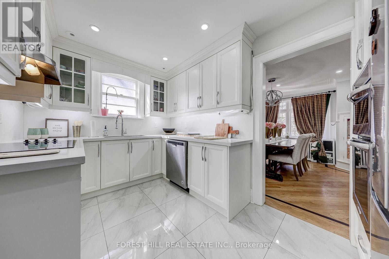 












607 SPADINA ROAD

,
Toronto (Forest Hill South),




Ontario
M5P2X1

