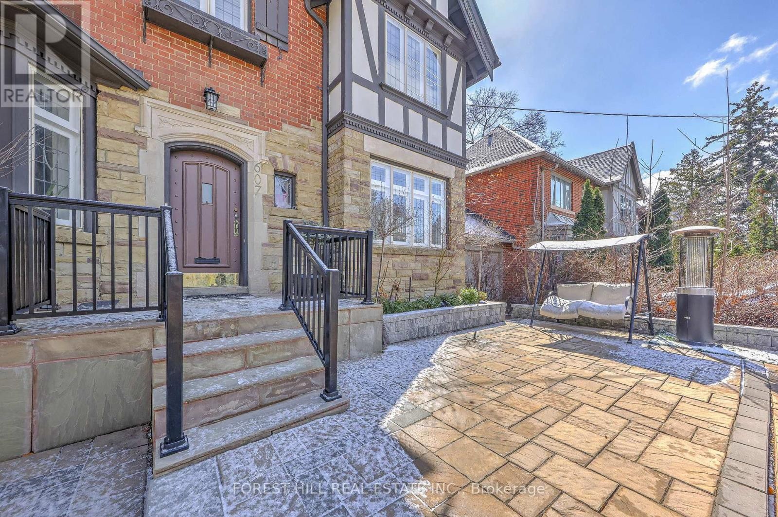 












607 SPADINA ROAD

,
Toronto (Forest Hill South),




Ontario
M5P2X1

