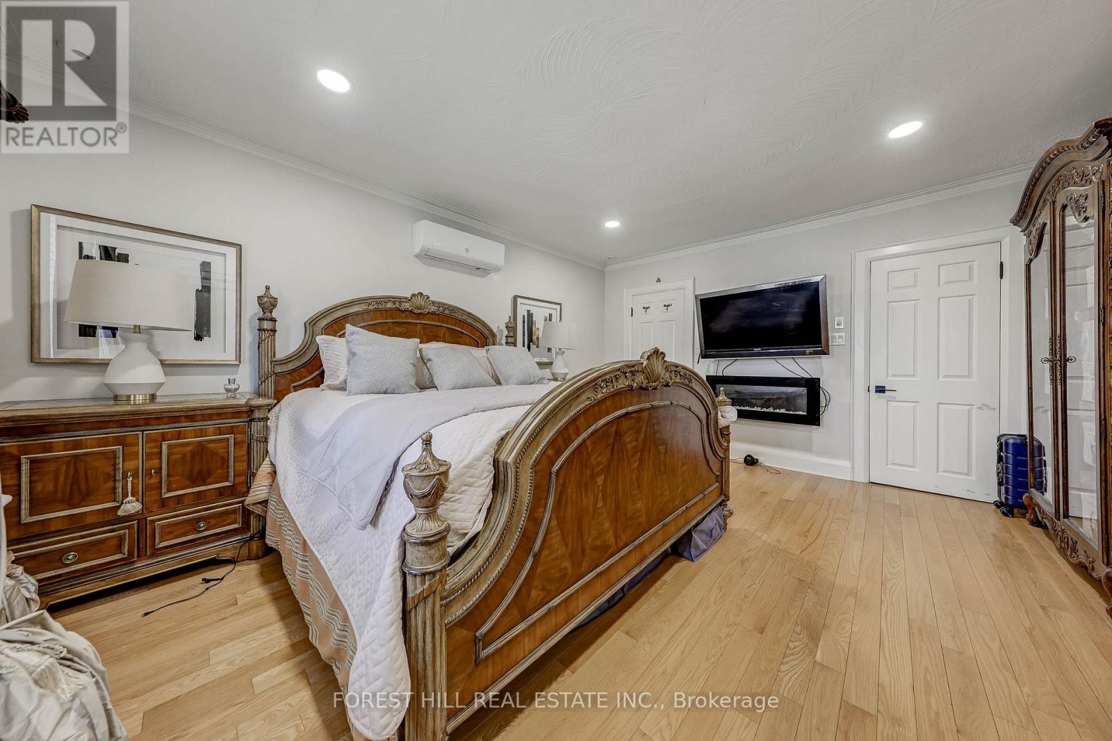 












607 SPADINA ROAD

,
Toronto (Forest Hill South),




Ontario
M5P2X1

