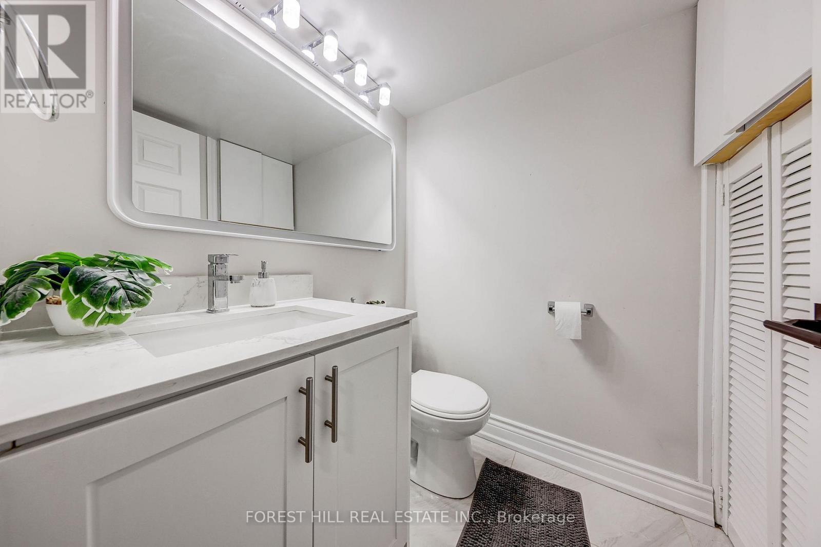 












607 SPADINA ROAD

,
Toronto (Forest Hill South),




Ontario
M5P2X1


