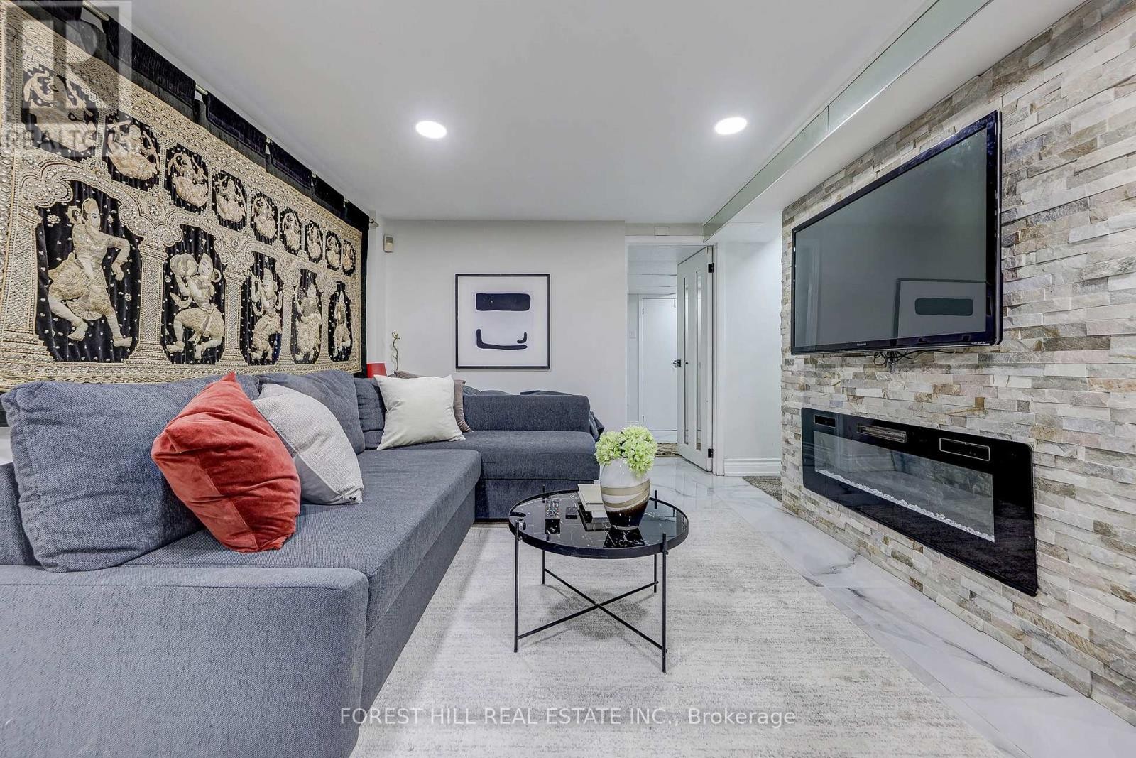 












607 SPADINA ROAD

,
Toronto (Forest Hill South),




Ontario
M5P2X1

