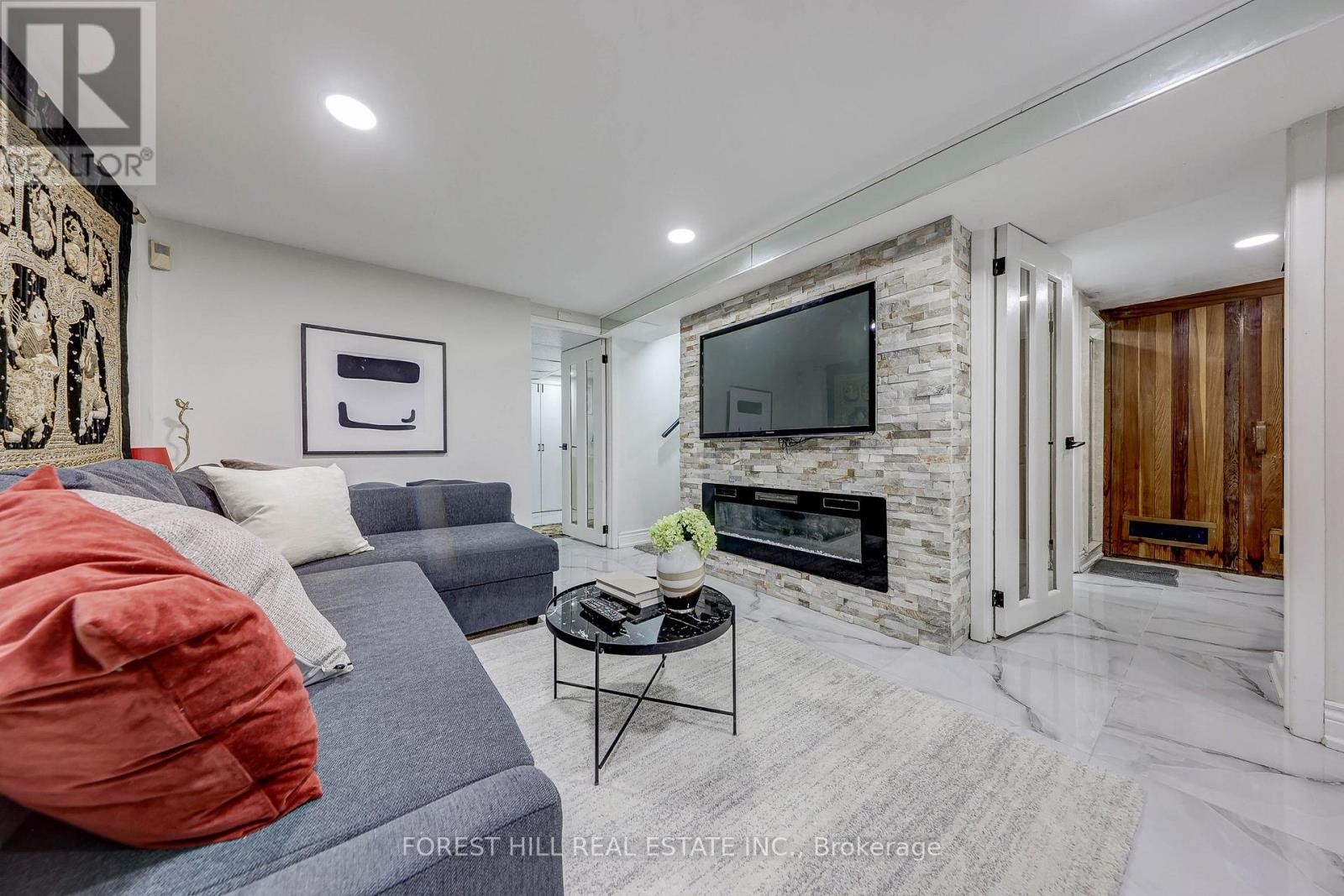












607 SPADINA ROAD

,
Toronto (Forest Hill South),




Ontario
M5P2X1

