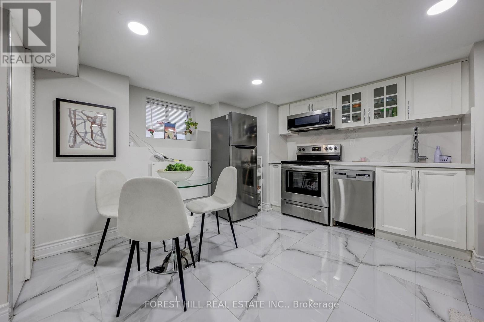 












607 SPADINA ROAD

,
Toronto (Forest Hill South),




Ontario
M5P2X1

