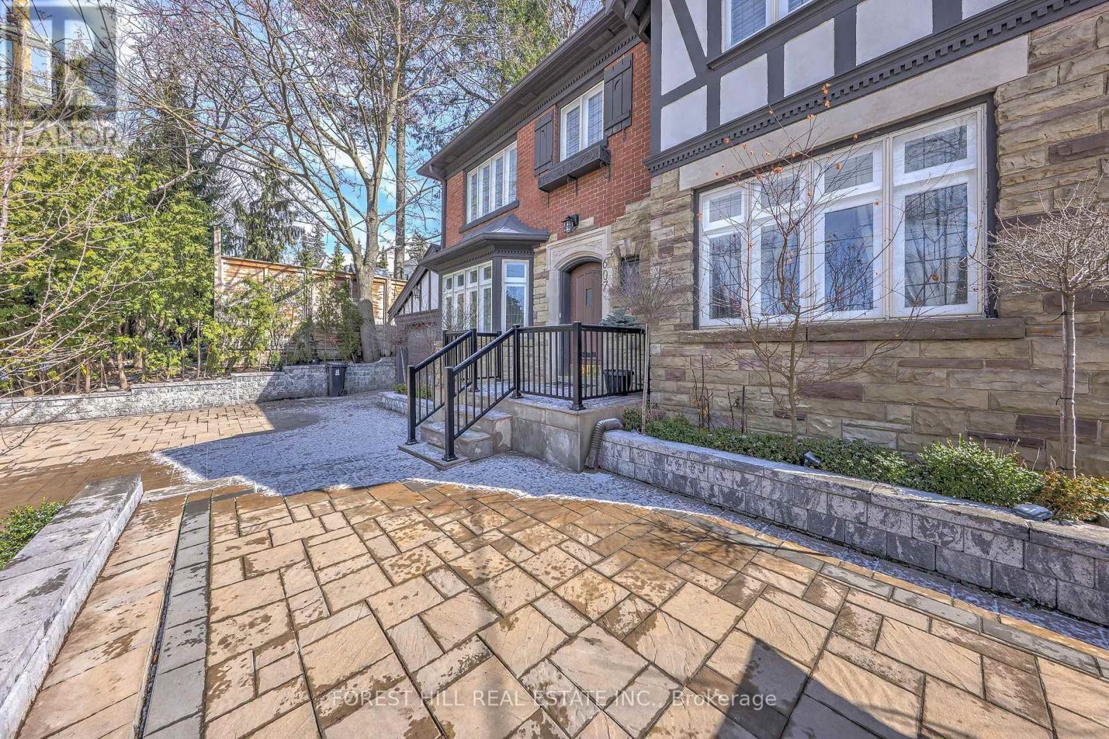 












607 SPADINA ROAD

,
Toronto (Forest Hill South),




Ontario
M5P2X1

