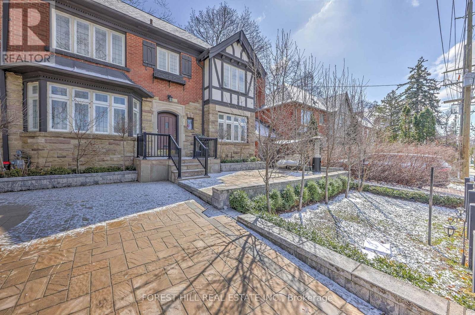 












607 SPADINA ROAD

,
Toronto (Forest Hill South),




Ontario
M5P2X1

