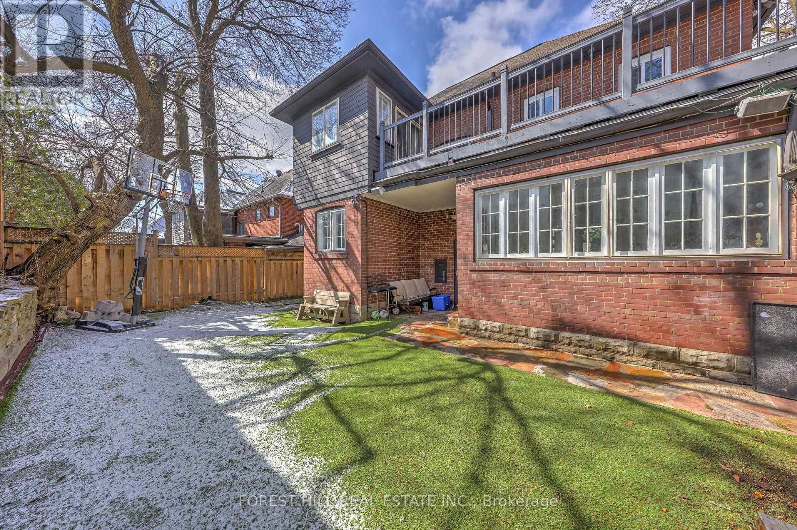 












607 SPADINA ROAD

,
Toronto (Forest Hill South),




Ontario
M5P2X1

