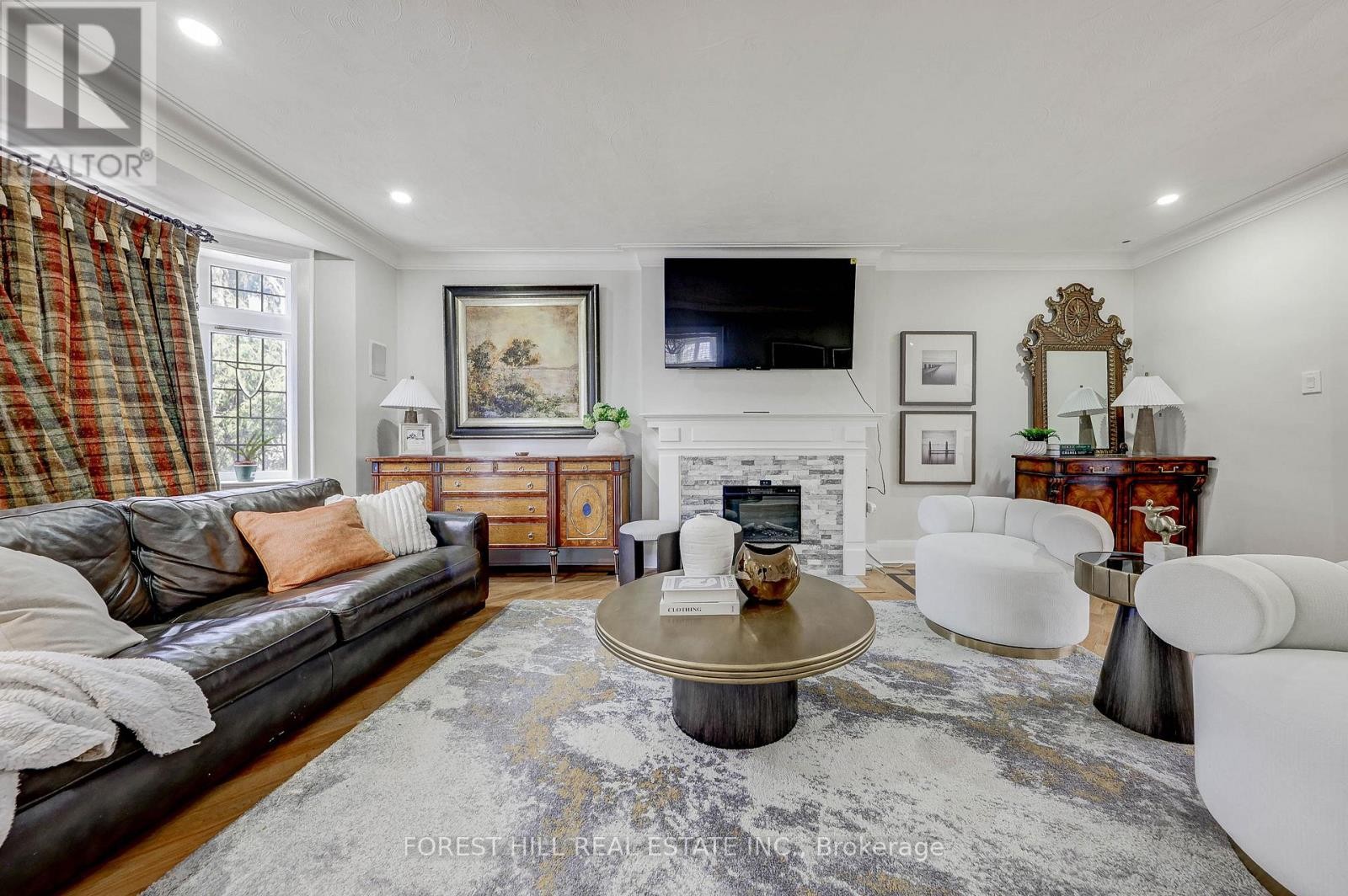 












607 SPADINA ROAD

,
Toronto (Forest Hill South),




Ontario
M5P2X1

