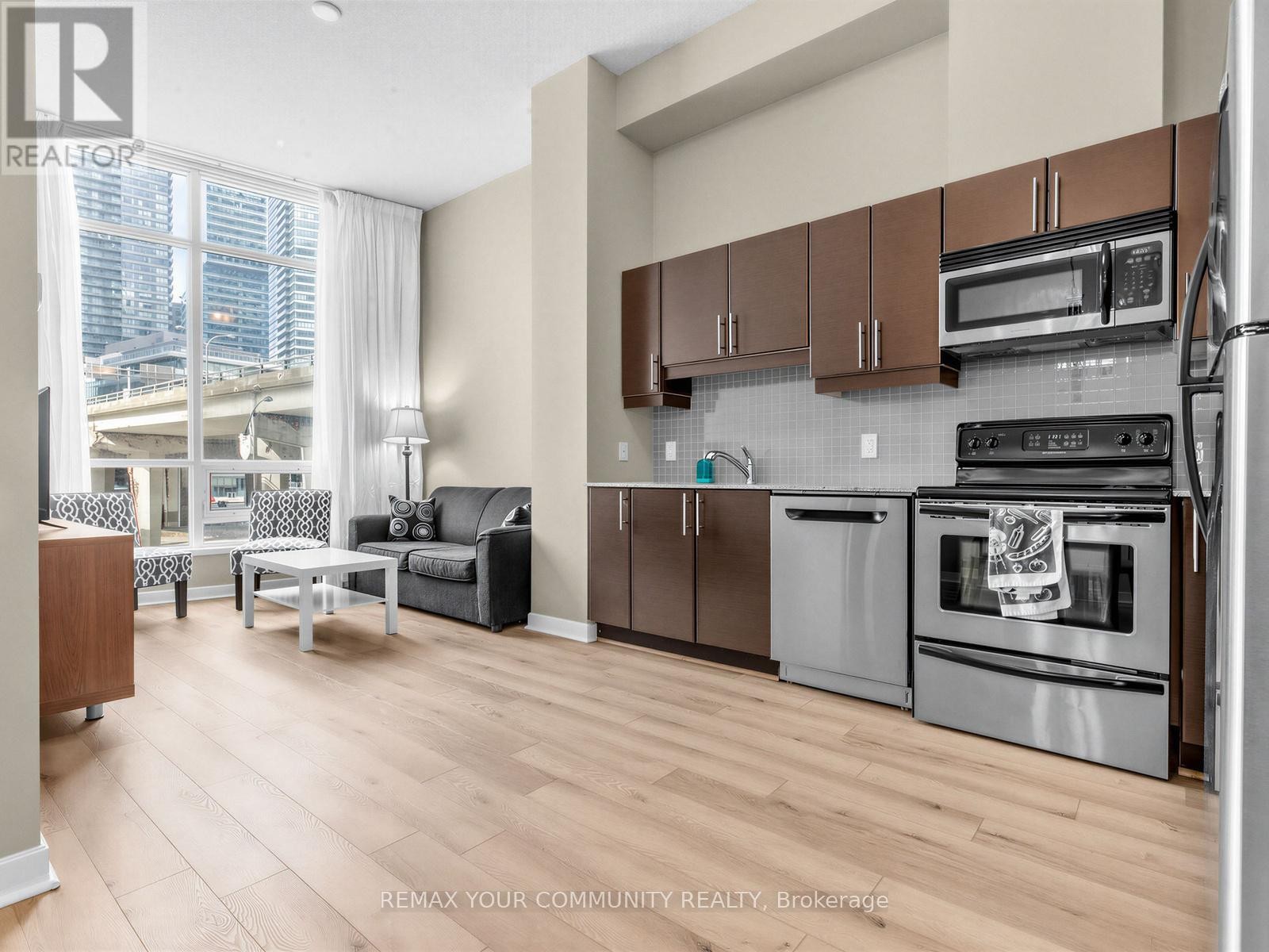 












202 - 18 HARBOUR STREET

,
Toronto (Waterfront Communities),




Ontario
M5J2Z6

