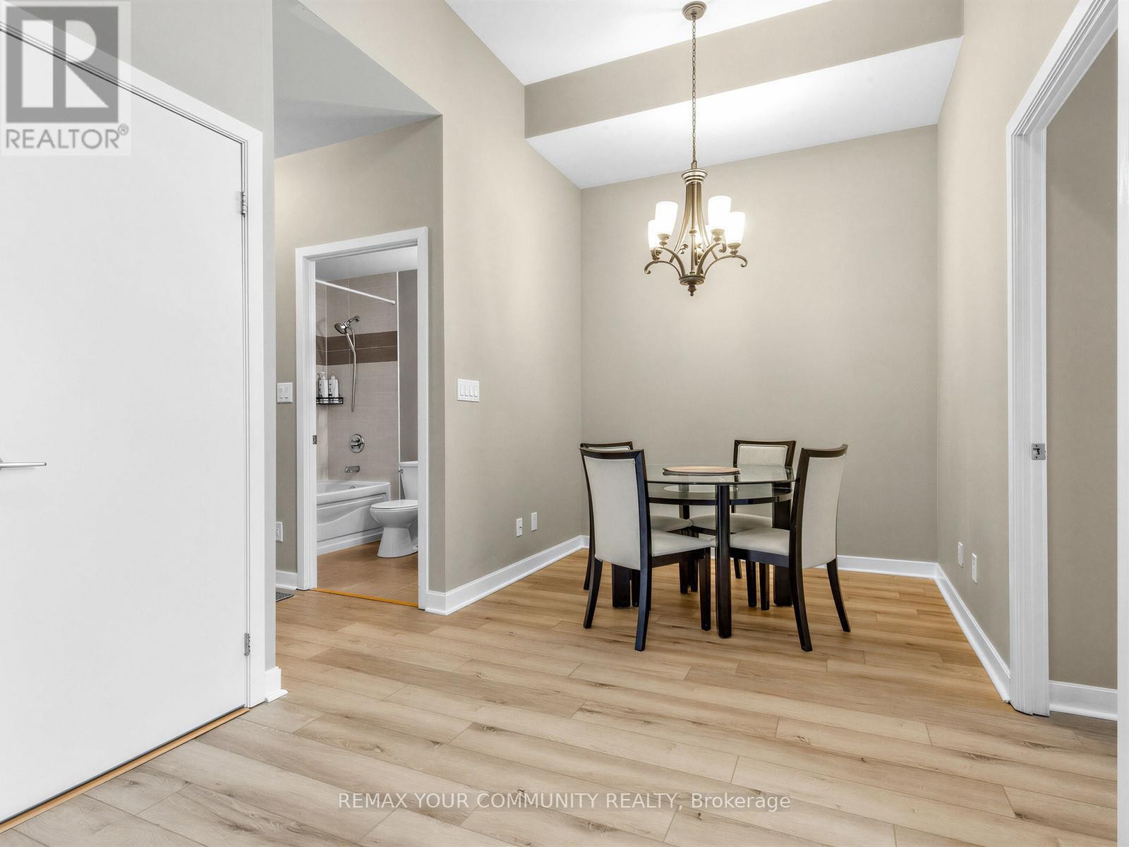 












202 - 18 HARBOUR STREET

,
Toronto (Waterfront Communities),




Ontario
M5J2Z6

