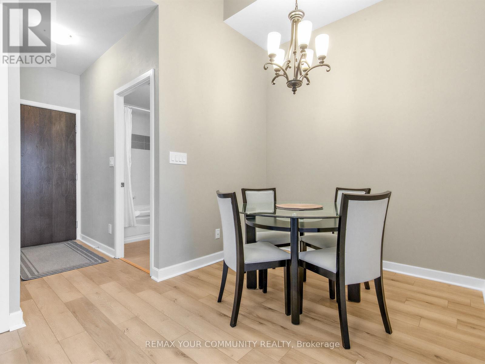 












202 - 18 HARBOUR STREET

,
Toronto (Waterfront Communities),




Ontario
M5J2Z6

