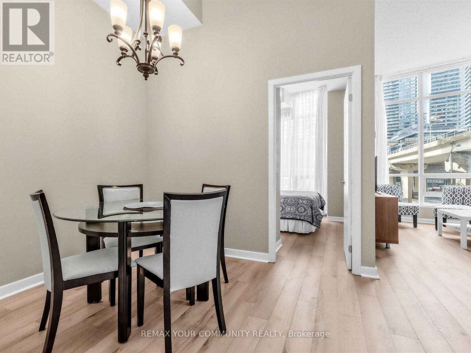 












202 - 18 HARBOUR STREET

,
Toronto (Waterfront Communities),




Ontario
M5J2Z6

