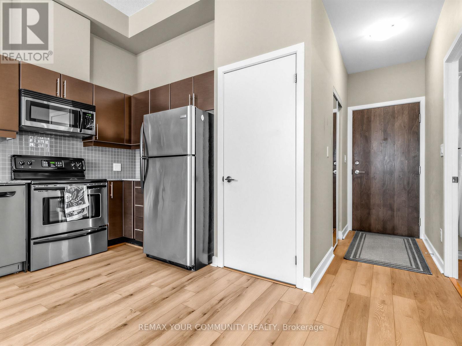












202 - 18 HARBOUR STREET

,
Toronto (Waterfront Communities),




Ontario
M5J2Z6

