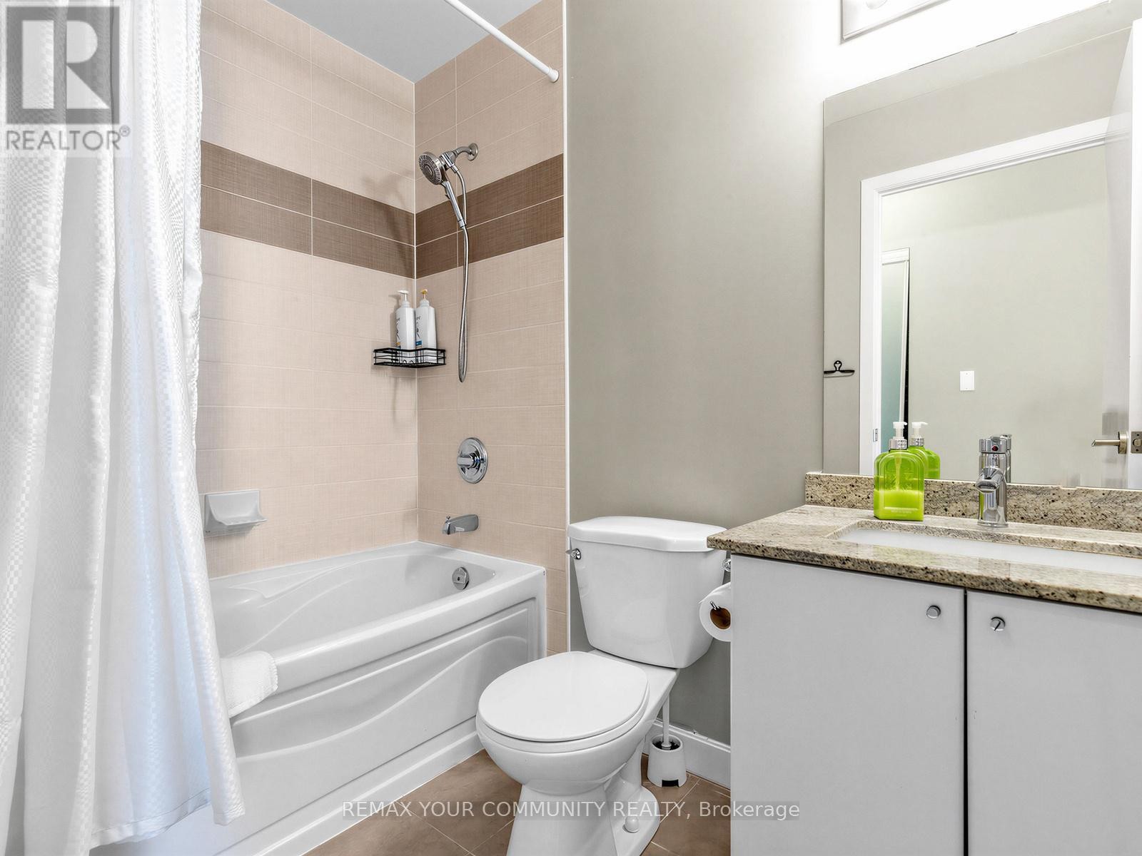 












202 - 18 HARBOUR STREET

,
Toronto (Waterfront Communities),




Ontario
M5J2Z6

