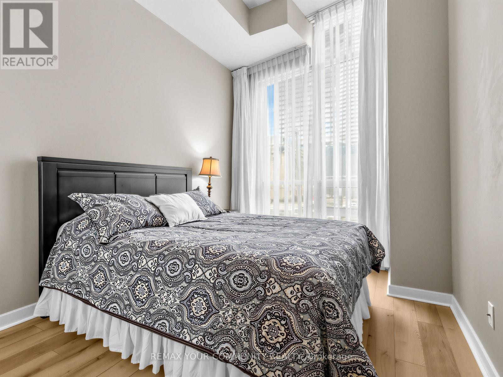 












202 - 18 HARBOUR STREET

,
Toronto (Waterfront Communities),




Ontario
M5J2Z6

