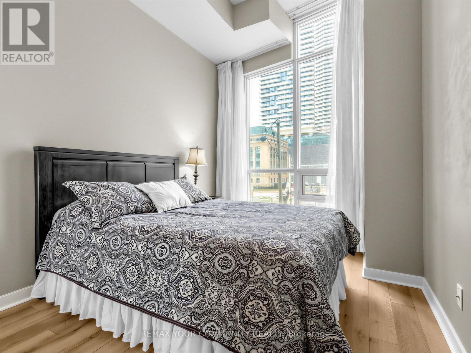 












202 - 18 HARBOUR STREET

,
Toronto (Waterfront Communities),




Ontario
M5J2Z6

