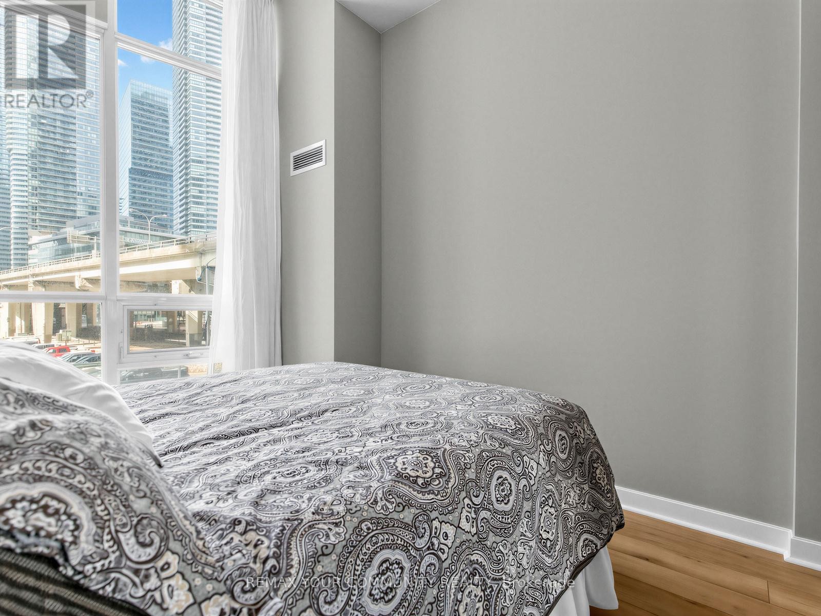 












202 - 18 HARBOUR STREET

,
Toronto (Waterfront Communities),




Ontario
M5J2Z6

