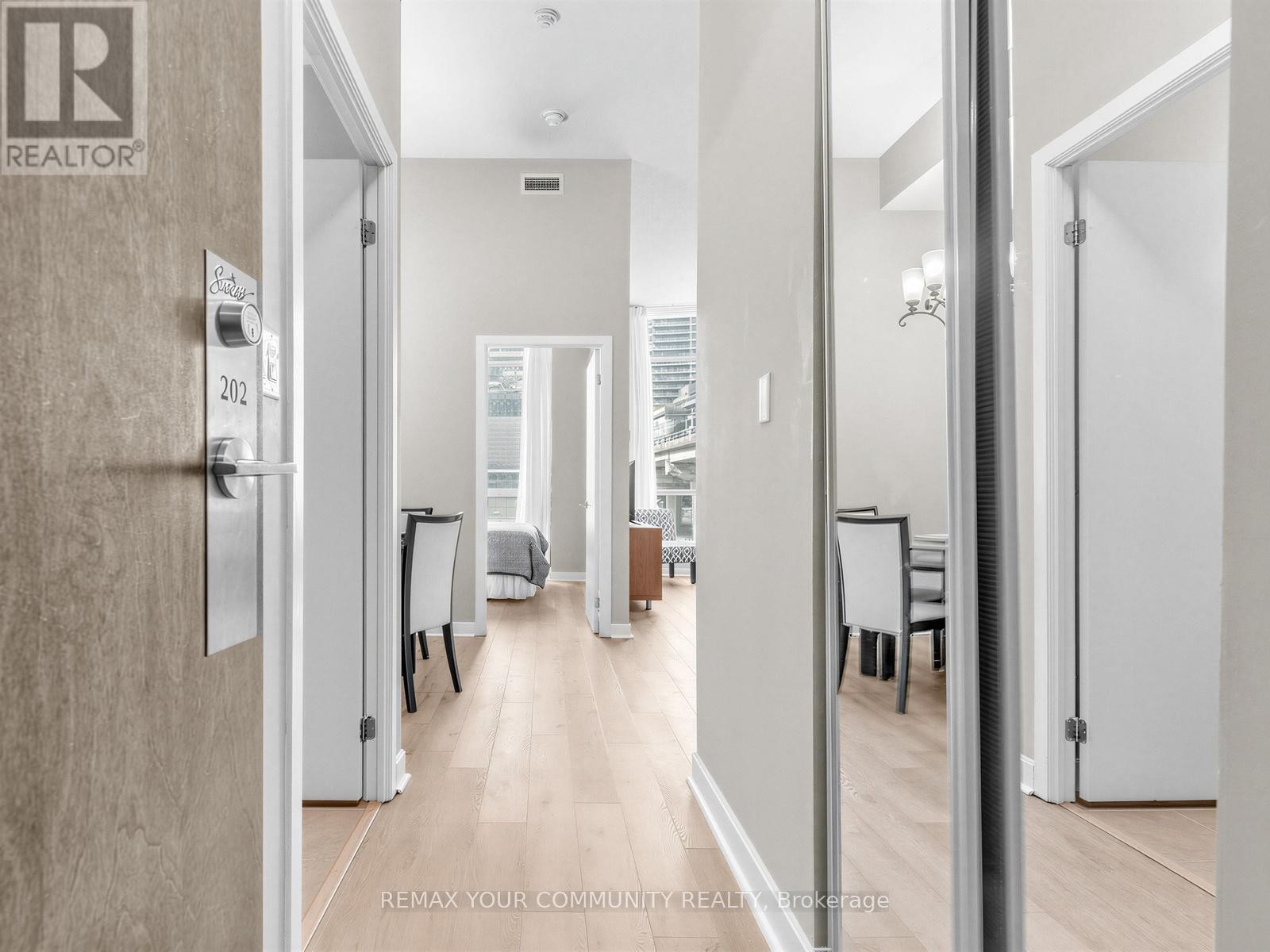 












202 - 18 HARBOUR STREET

,
Toronto (Waterfront Communities),




Ontario
M5J2Z6

