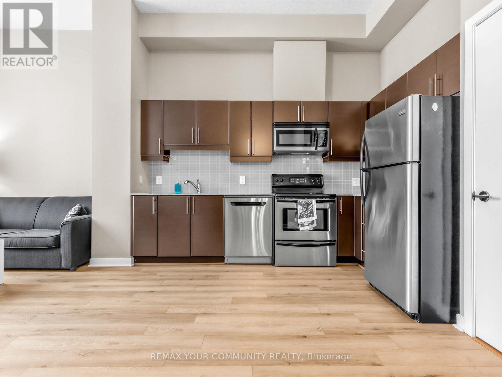 












202 - 18 HARBOUR STREET

,
Toronto (Waterfront Communities),




Ontario
M5J2Z6

