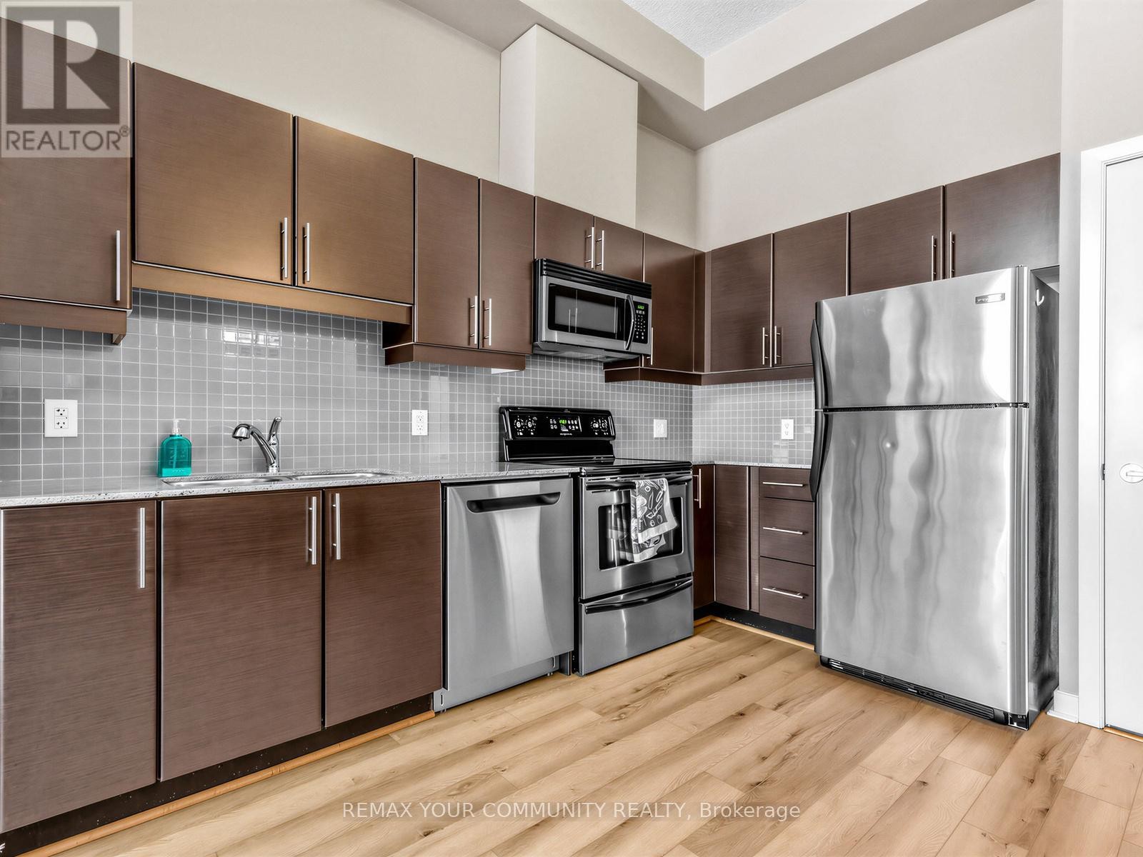 












202 - 18 HARBOUR STREET

,
Toronto (Waterfront Communities),




Ontario
M5J2Z6

