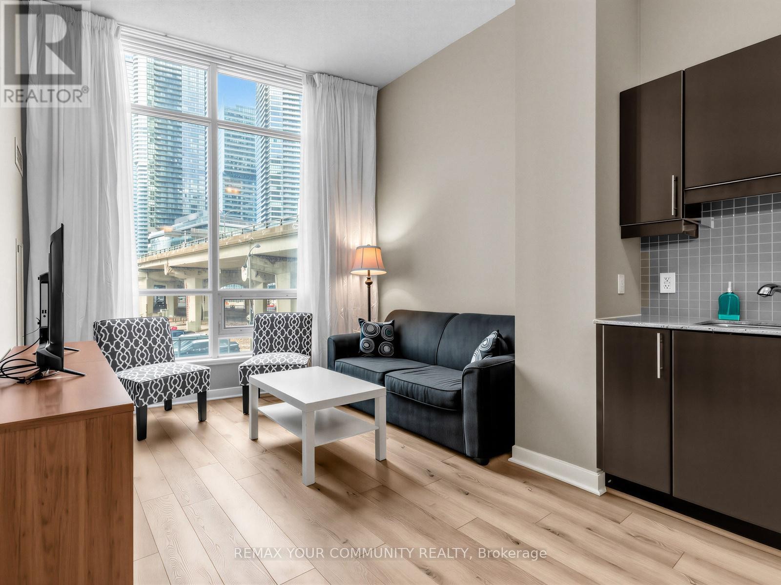 












202 - 18 HARBOUR STREET

,
Toronto (Waterfront Communities),




Ontario
M5J2Z6

