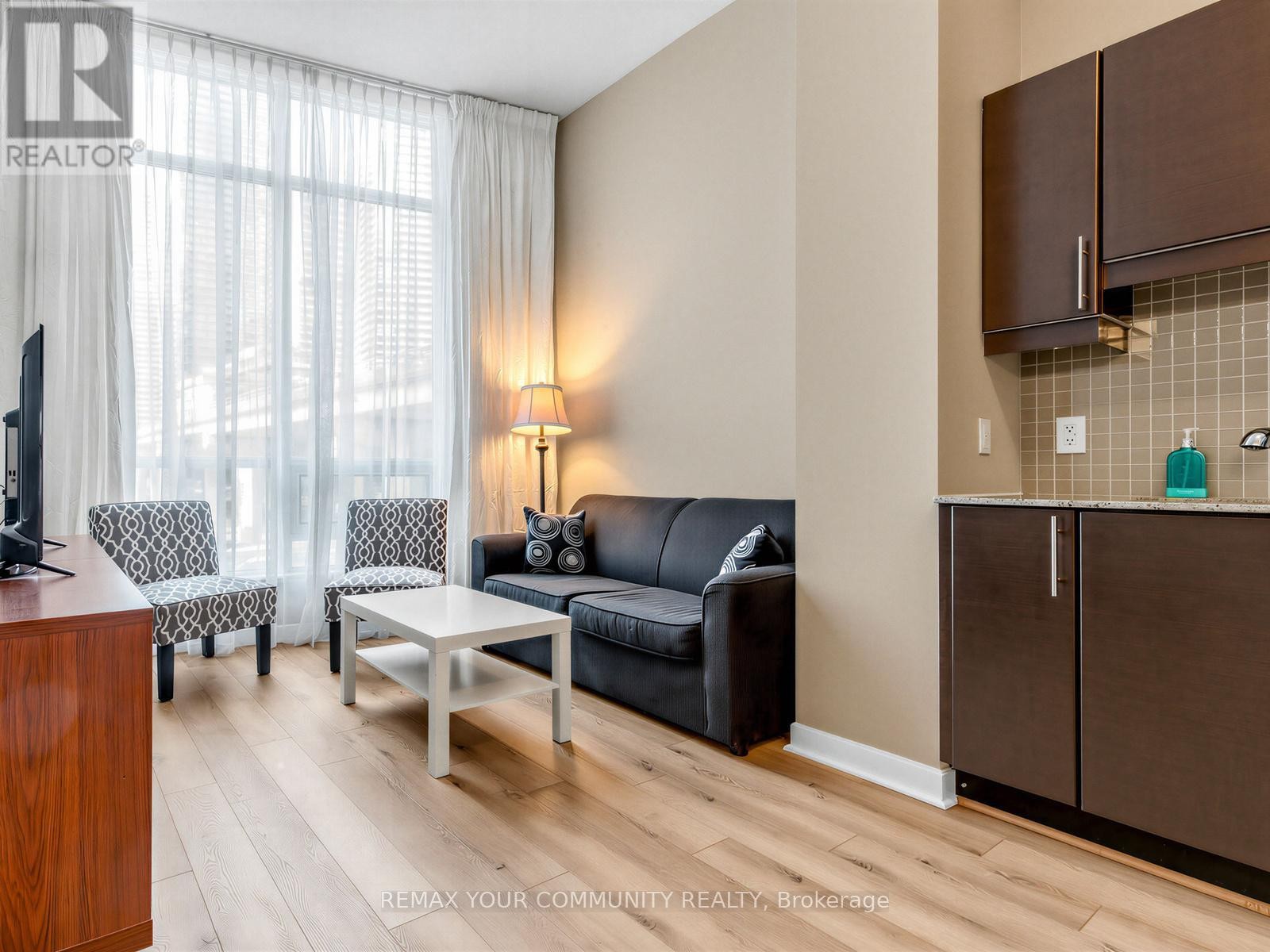 












202 - 18 HARBOUR STREET

,
Toronto (Waterfront Communities),




Ontario
M5J2Z6

