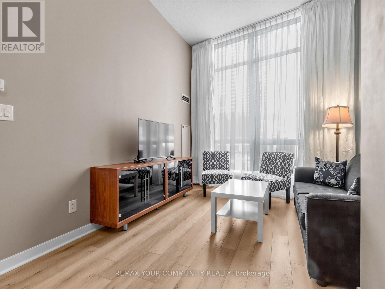 












202 - 18 HARBOUR STREET

,
Toronto (Waterfront Communities),




Ontario
M5J2Z6


