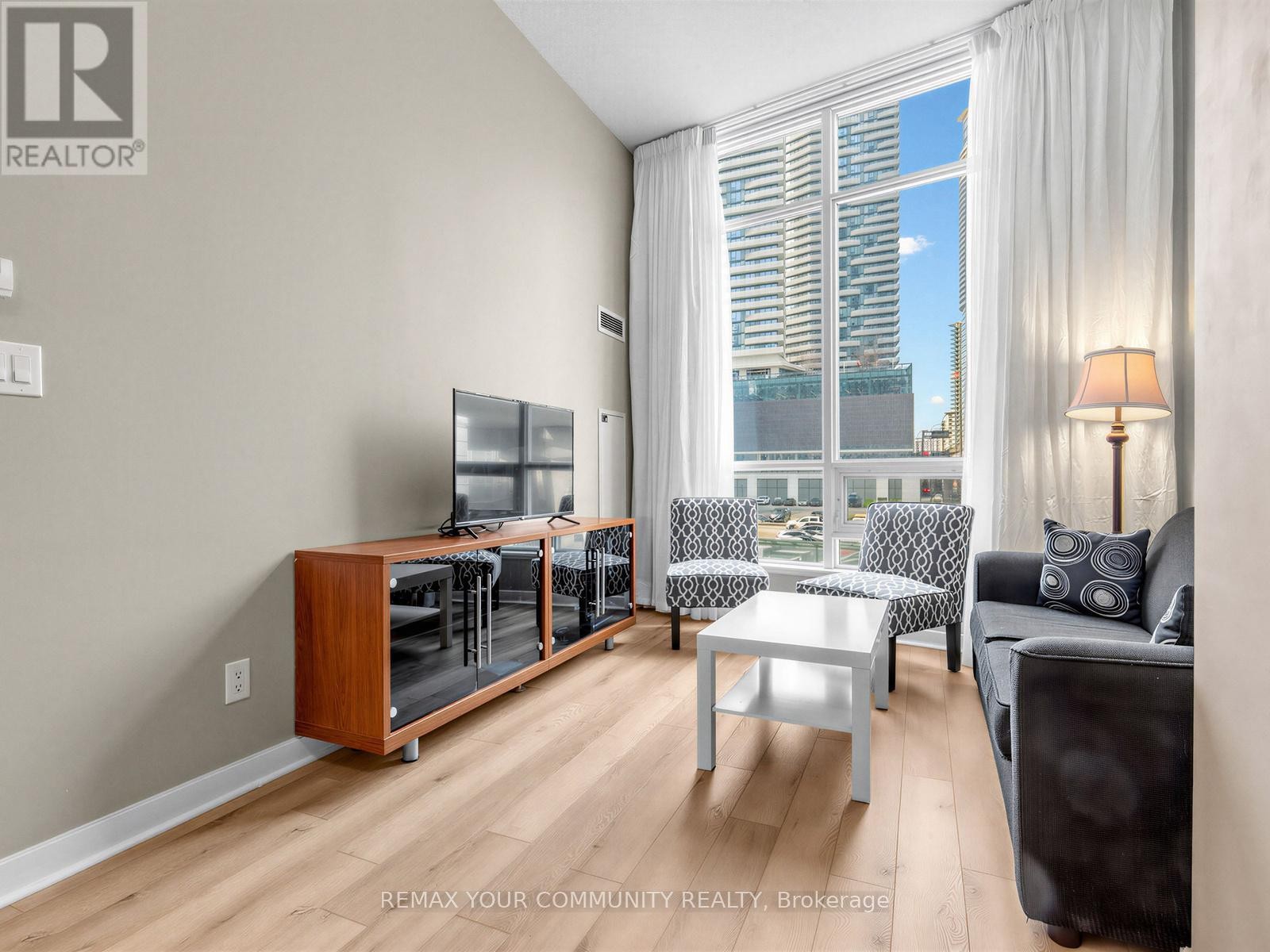 












202 - 18 HARBOUR STREET

,
Toronto (Waterfront Communities),




Ontario
M5J2Z6

