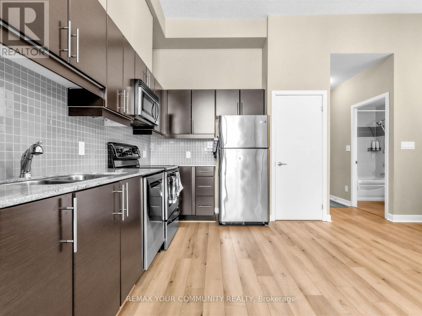 












202 - 18 HARBOUR STREET

,
Toronto (Waterfront Communities),




Ontario
M5J2Z6

