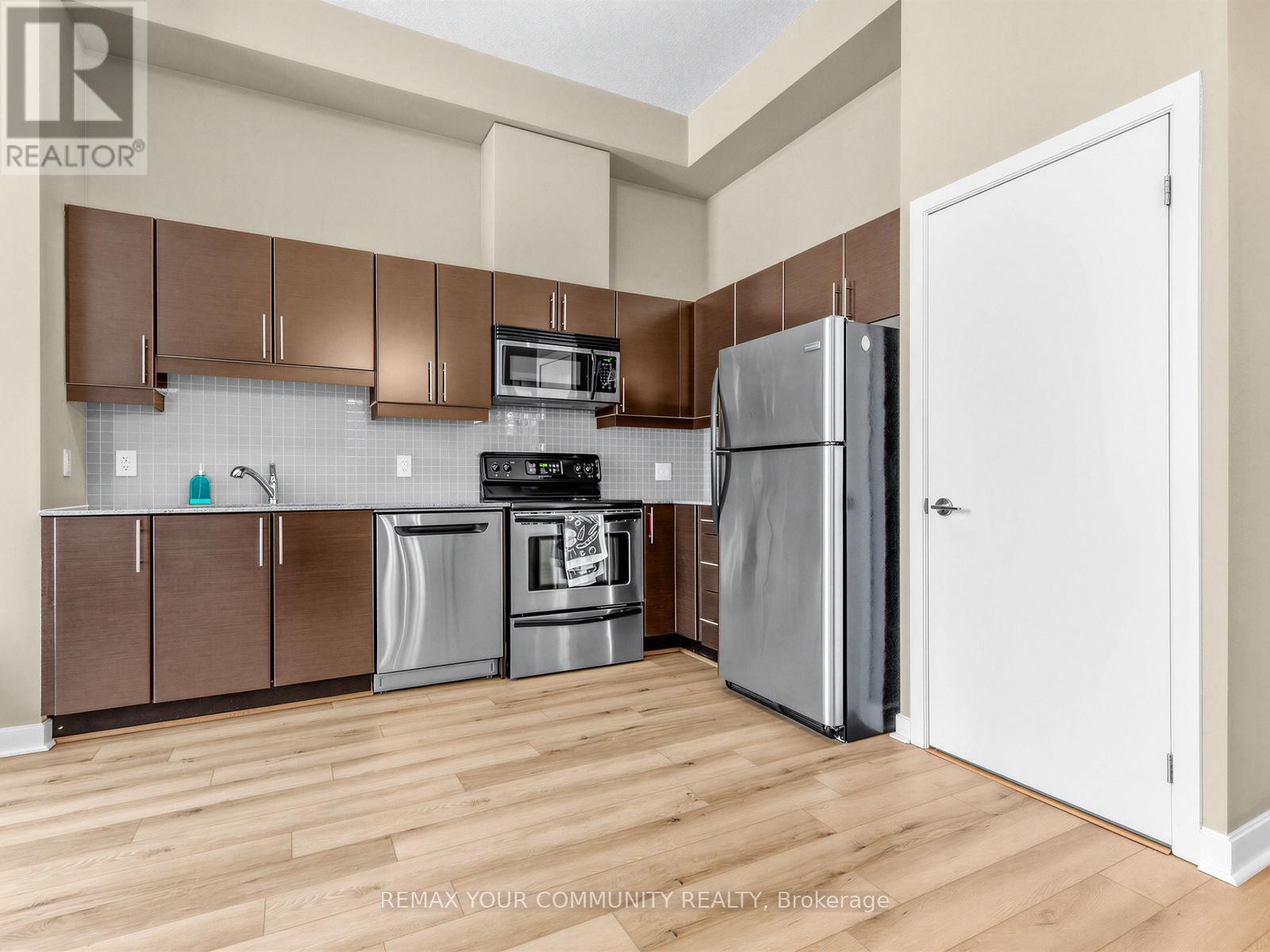 












202 - 18 HARBOUR STREET

,
Toronto (Waterfront Communities),




Ontario
M5J2Z6

