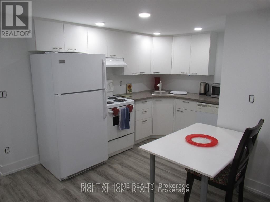 












LOWER - 272 ROXTON ROAD

,
Toronto (Palmerston-Little Italy),




Ontario
M6G3P9


