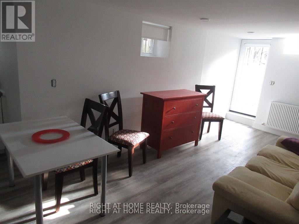 












LOWER - 272 ROXTON ROAD

,
Toronto (Palmerston-Little Italy),




Ontario
M6G3P9

