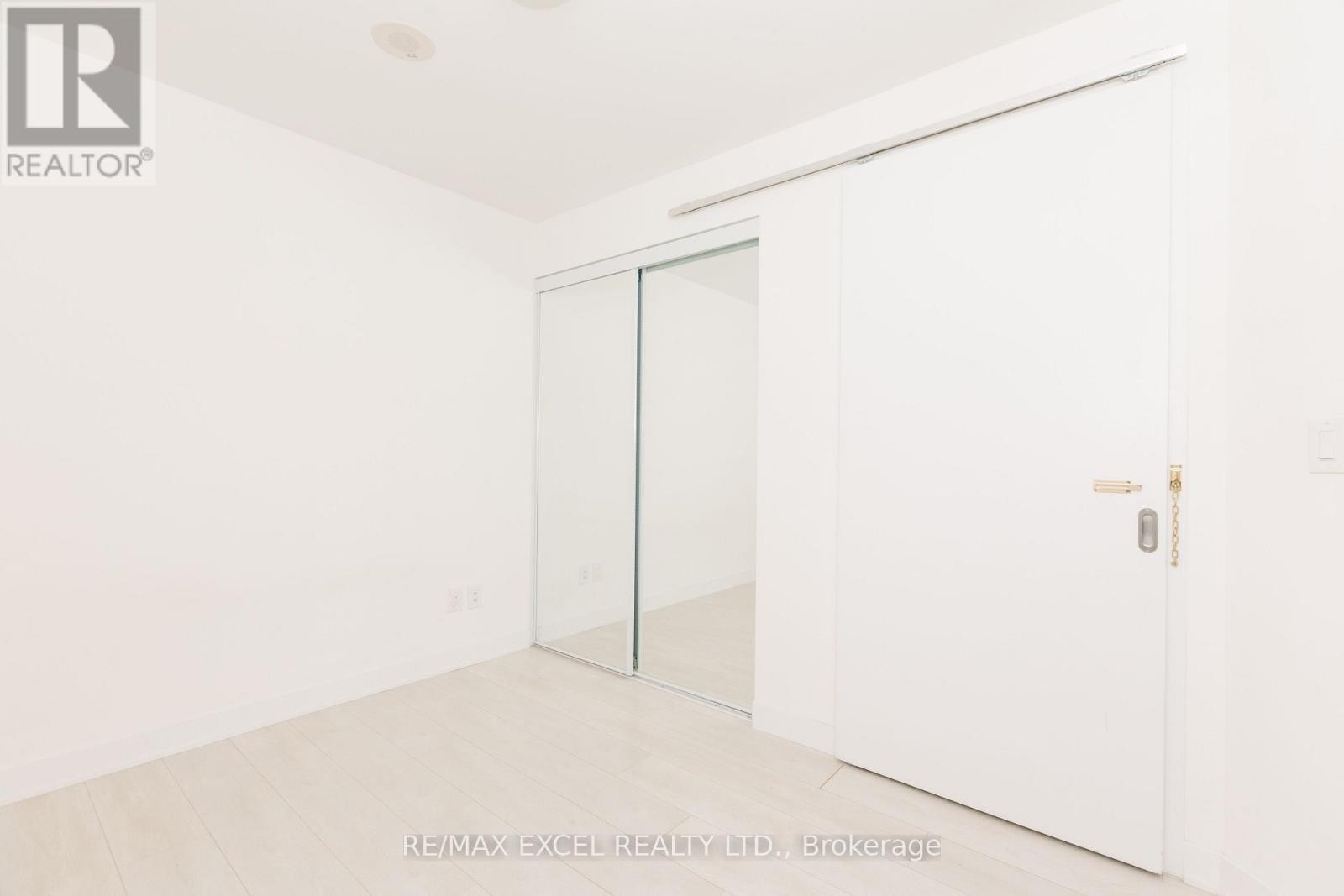 












1307 - 170 SUMACH STREET

,
Toronto (Regent Park),




Ontario
M5A0C3

